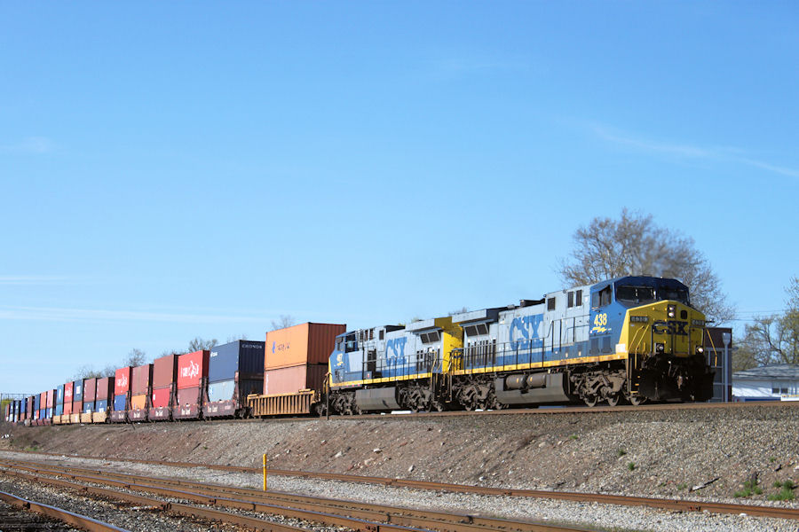 A pair of 400 series AC44's lead southbound Q114 towards Port Newark on a sunny afternoon